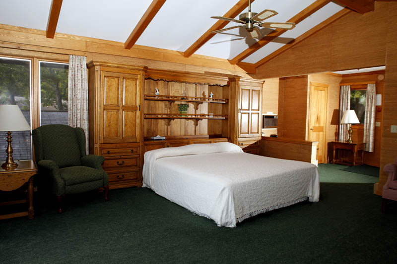 Large bedroom with green carpet