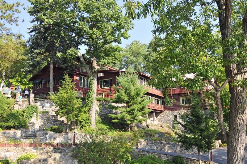 Canoe Island Lodge on the shores of lake george